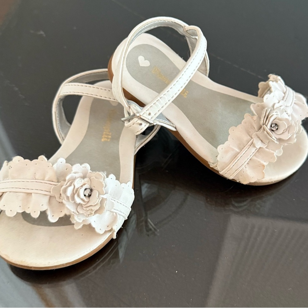 Pampili Toddler Sandals size 5US/ 22 EUR
Beautiful, worn 2x
Made in Brazil